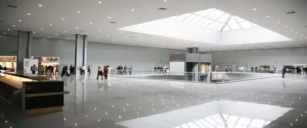 LED-Strahler in einer großen Halle
