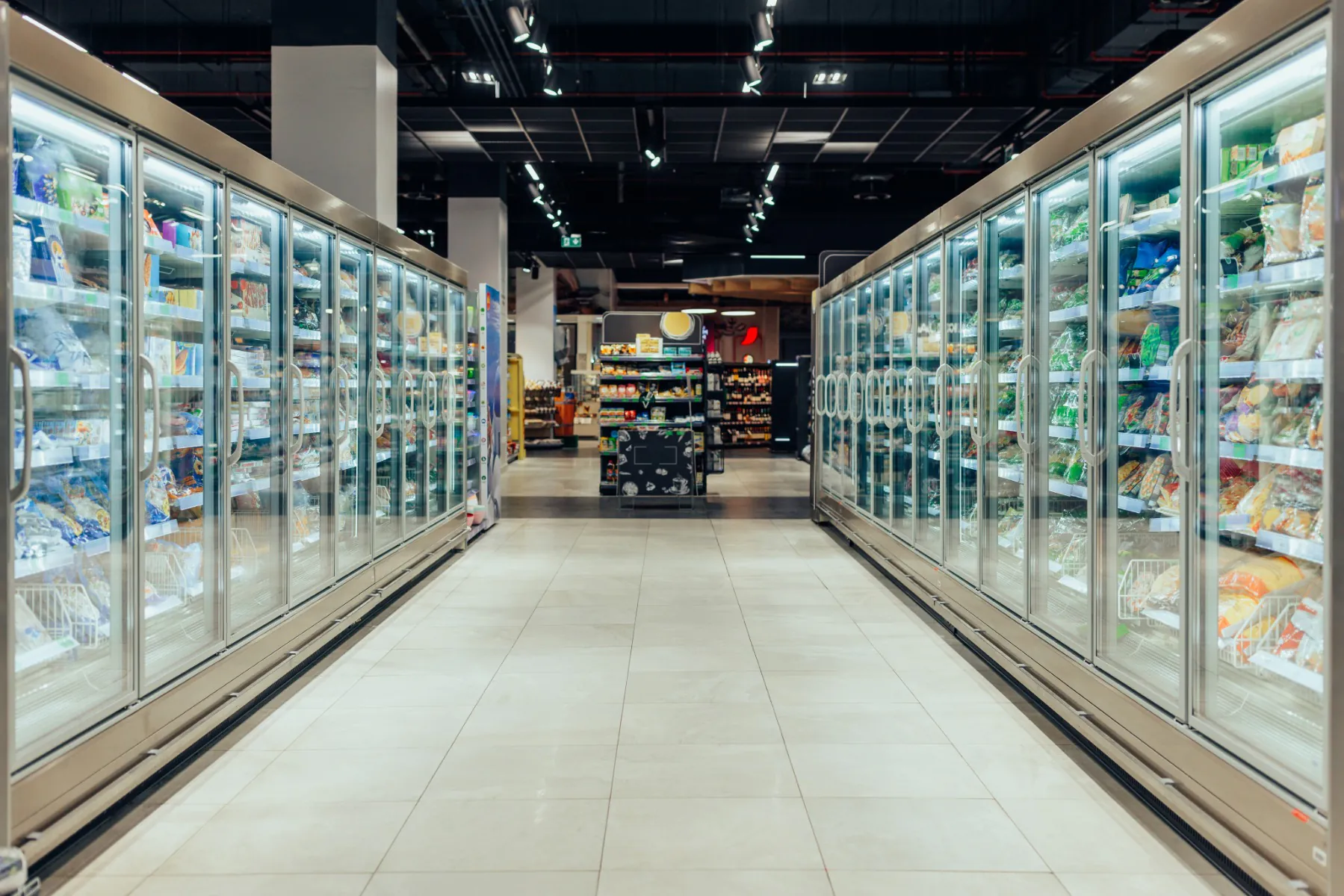 Beleuchtung von allgemeinen Bereichen im Supermarkt
